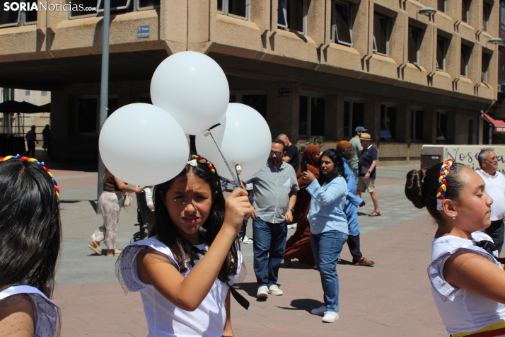 En im&aacute;genes: Los ritmos latinos vuelven a inundar el centro de Soria con un especial recuerdo hacia Ven