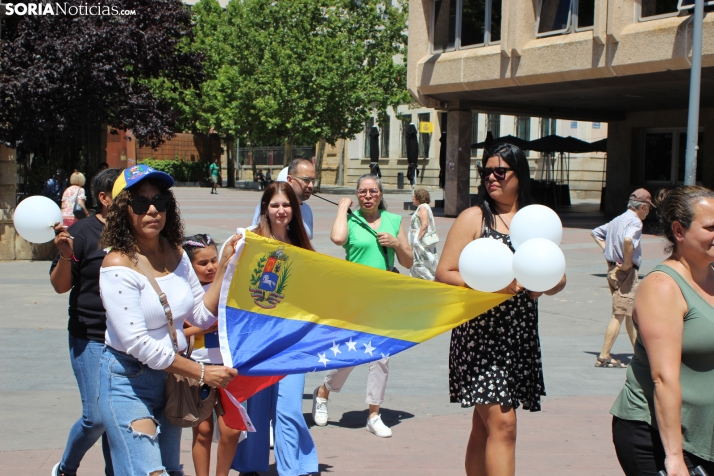 En im&aacute;genes: Los ritmos latinos vuelven a inundar el centro de Soria con un especial recuerdo hacia Ven
