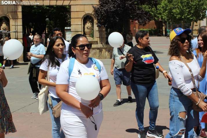 En im&aacute;genes: Los ritmos latinos vuelven a inundar el centro de Soria con un especial recuerdo hacia Ven
