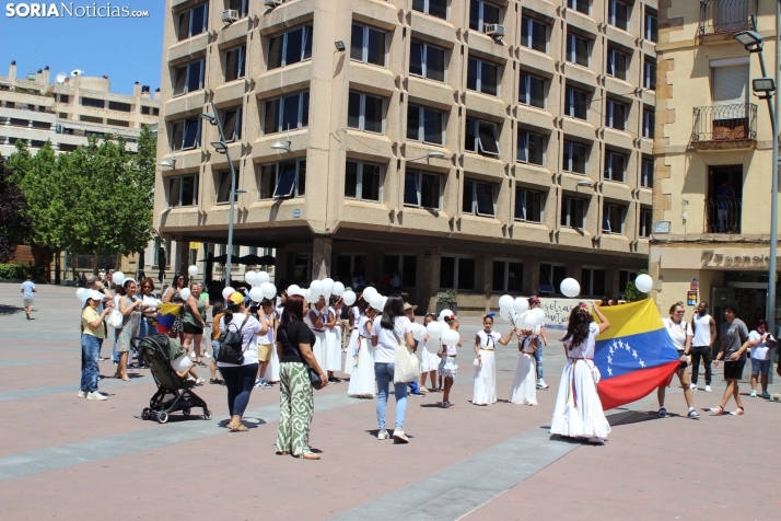En im&aacute;genes: Los ritmos latinos vuelven a inundar el centro de Soria con un especial recuerdo hacia Ven