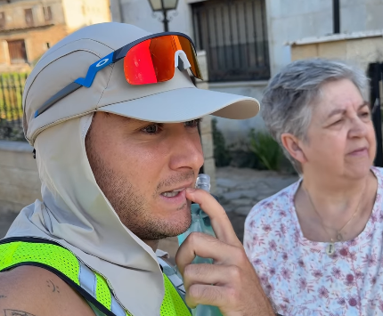 Dos vecinas de este pequeño pueblo de Soria guían a un influencer perdido: A ver si vienes más a menudo