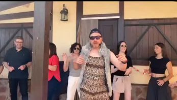 Este pueblo de Soria de 18 habitantes reta a otras localidades a bailar en la casita de Bad Bunny