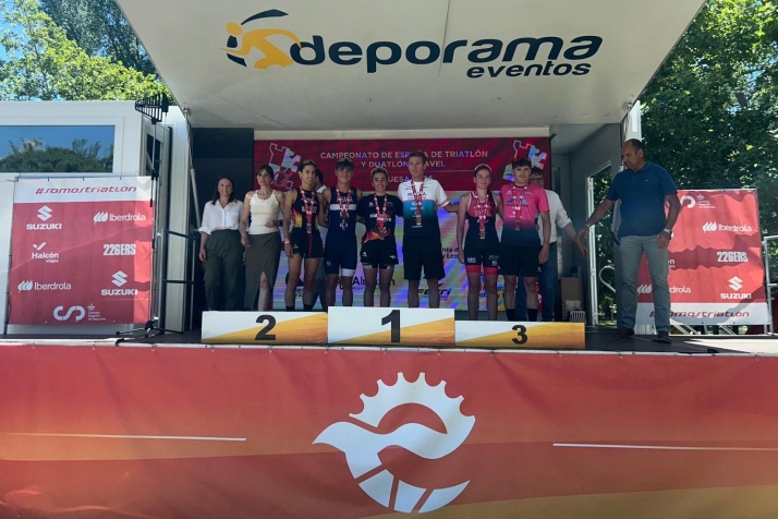 Paula del Pozo y Sergio Ortiz ganan el Triatlón de Almazán