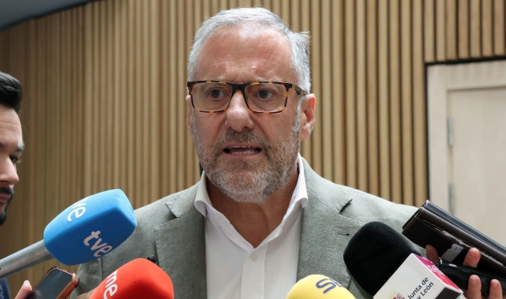 El vicepresidente primero de la Junta suspende temporalmente su actividad presencial por una lesión muscular