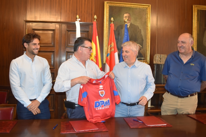El Ayuntamiento y CD Numancia firman su convenio de 250.000 euros que asegura el apoyo a la cantera