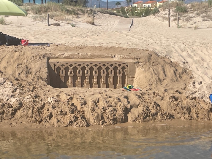 Los arcos de San Juan de Duero se trasladan a esta playa de Valencia a través de una obra de arte de arena
