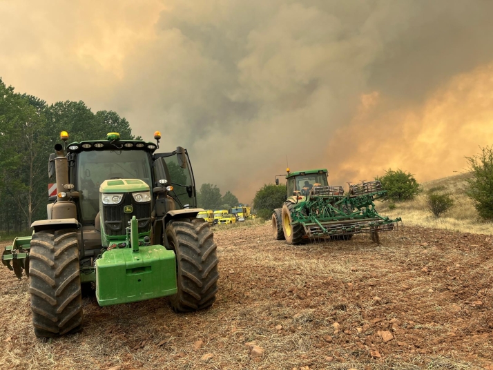 Marcos y David, dos agricultores que dan la cara por sus pueblos ante el incendio: Era un infierno de humo y cenizas