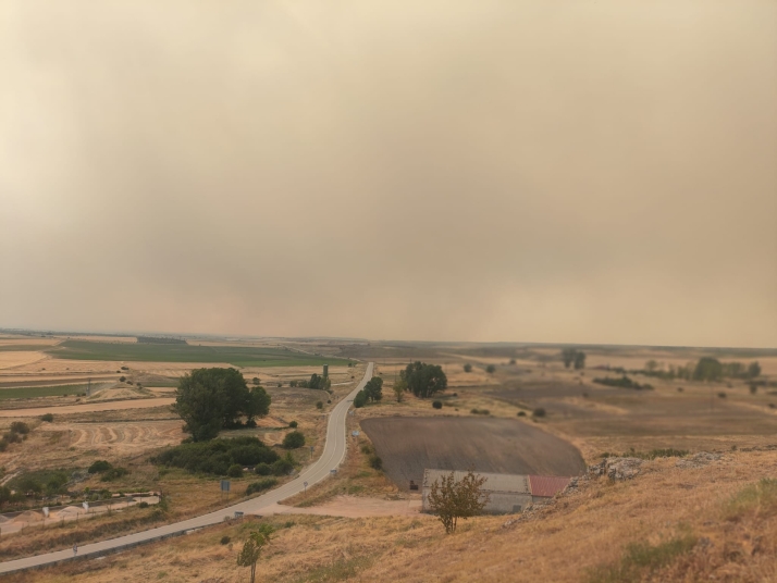 Cabreados, indignados e impotentes: la desesperación de los vecinos de Retortillo mientras el incendio avanza
