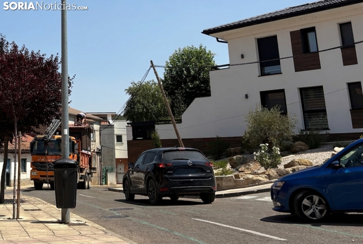 Un camión queda enganchado a un tendido eléctrico e inclina un poste de la luz en Soria