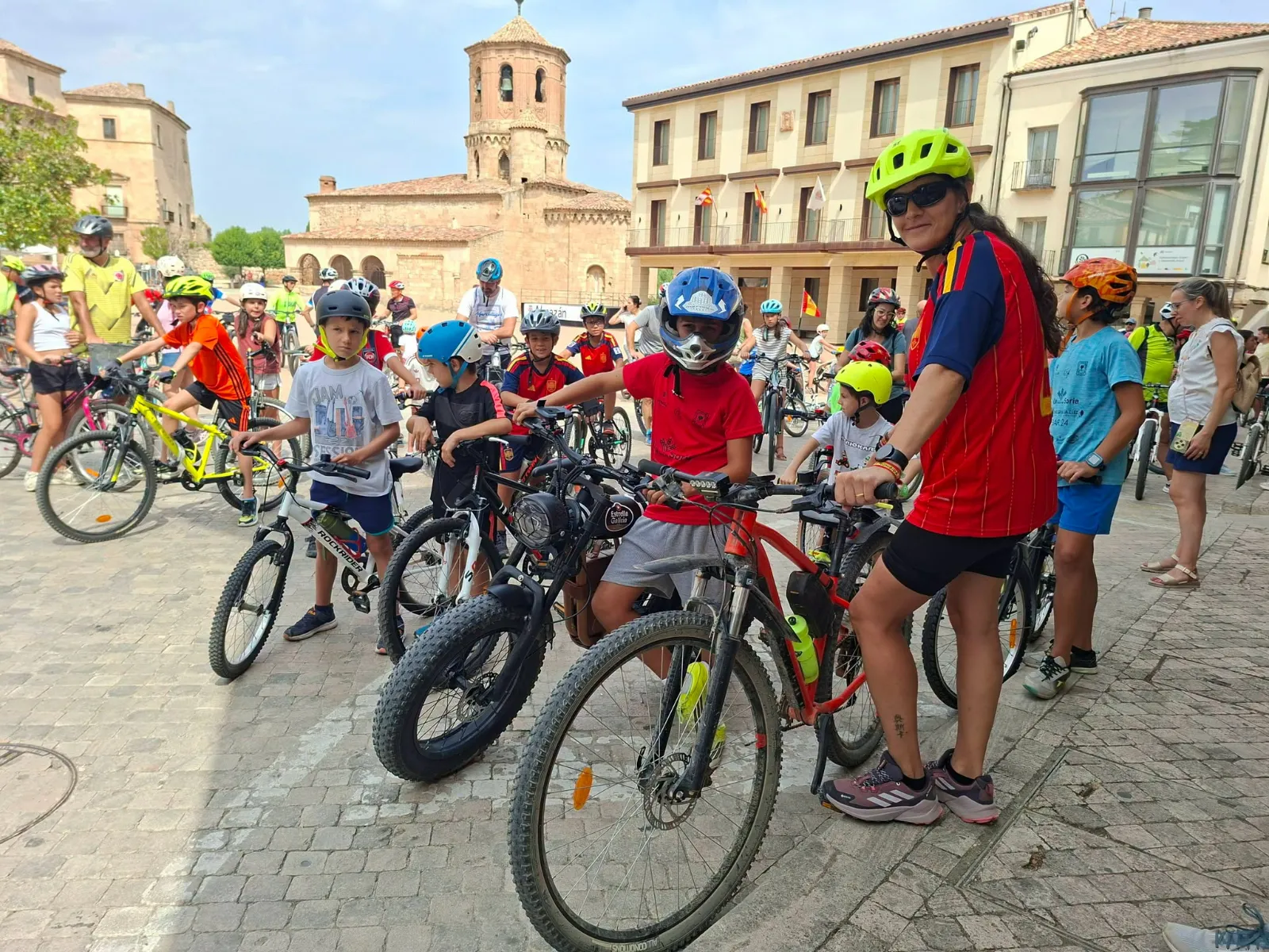Almazán pedalea en familia: Más de 100 participantes en el Día de la Bicicleta