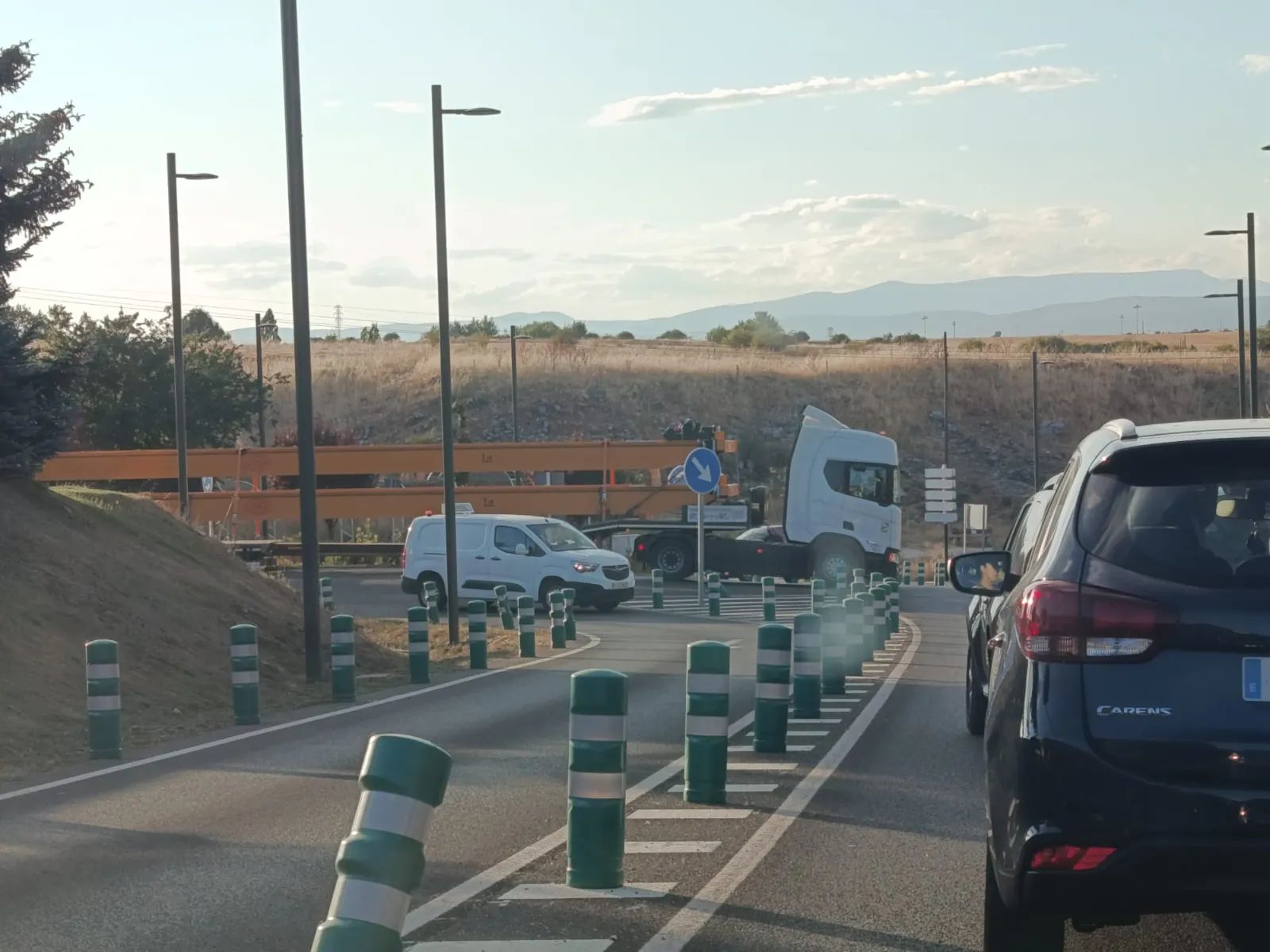 Un camión de transporte especial bloquea el tráfico en la carretera de Logroño a la altura de Las Casas