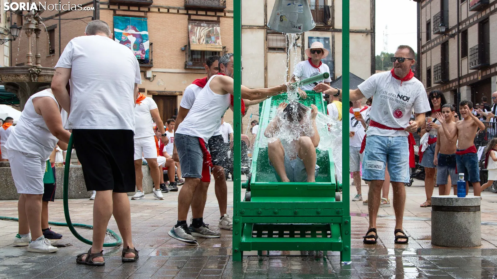 GALERÍA | Habilidad y chapuzones marcan el ritmo de las emblemáticas Cucañas burgenses