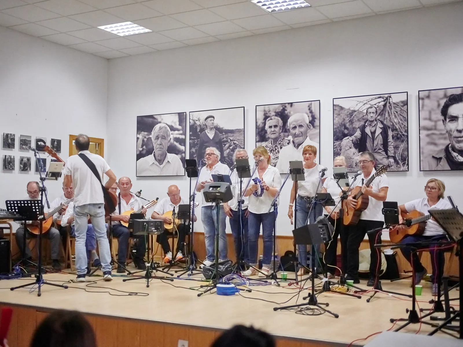Foto 2 - La Rondalla Germ&aacute;n emociona a Tardelcuende en su Semana Cultural