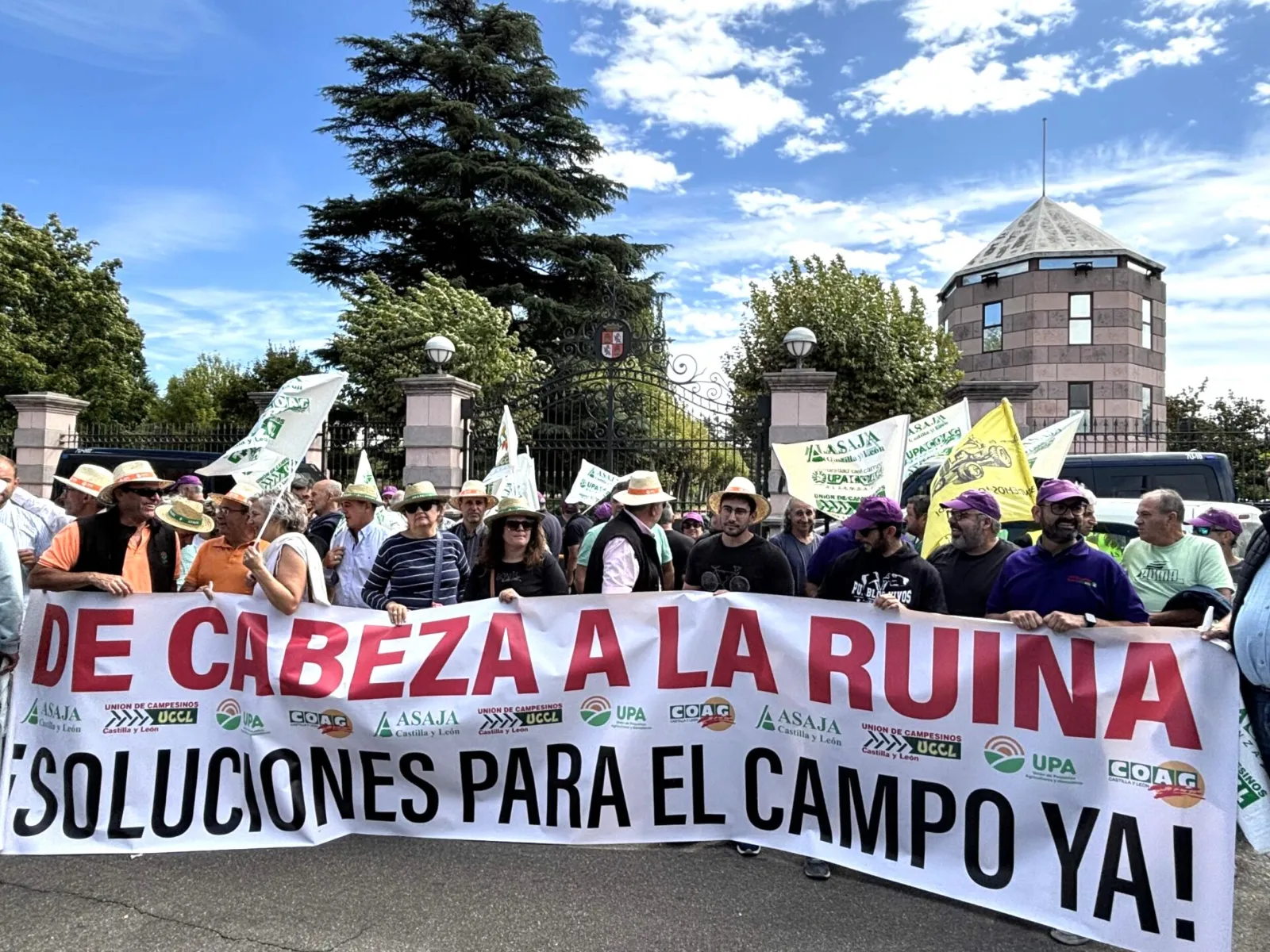 La Junta esquiva comprometerse con las reclamaciones del campo y asegura que su esfuerzo supera al del Gobierno