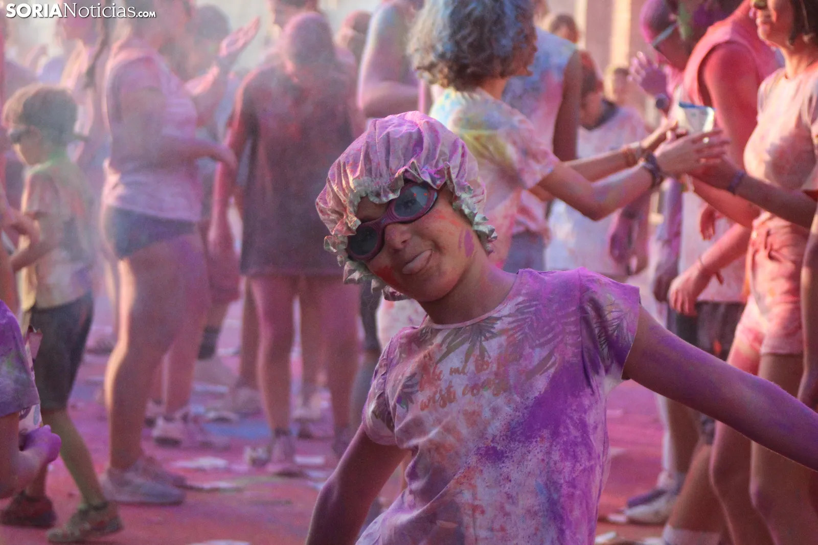 GALERÍA | Covaleda estalla en mil colores con la fiesta holi en su día grande de San Lorenzo