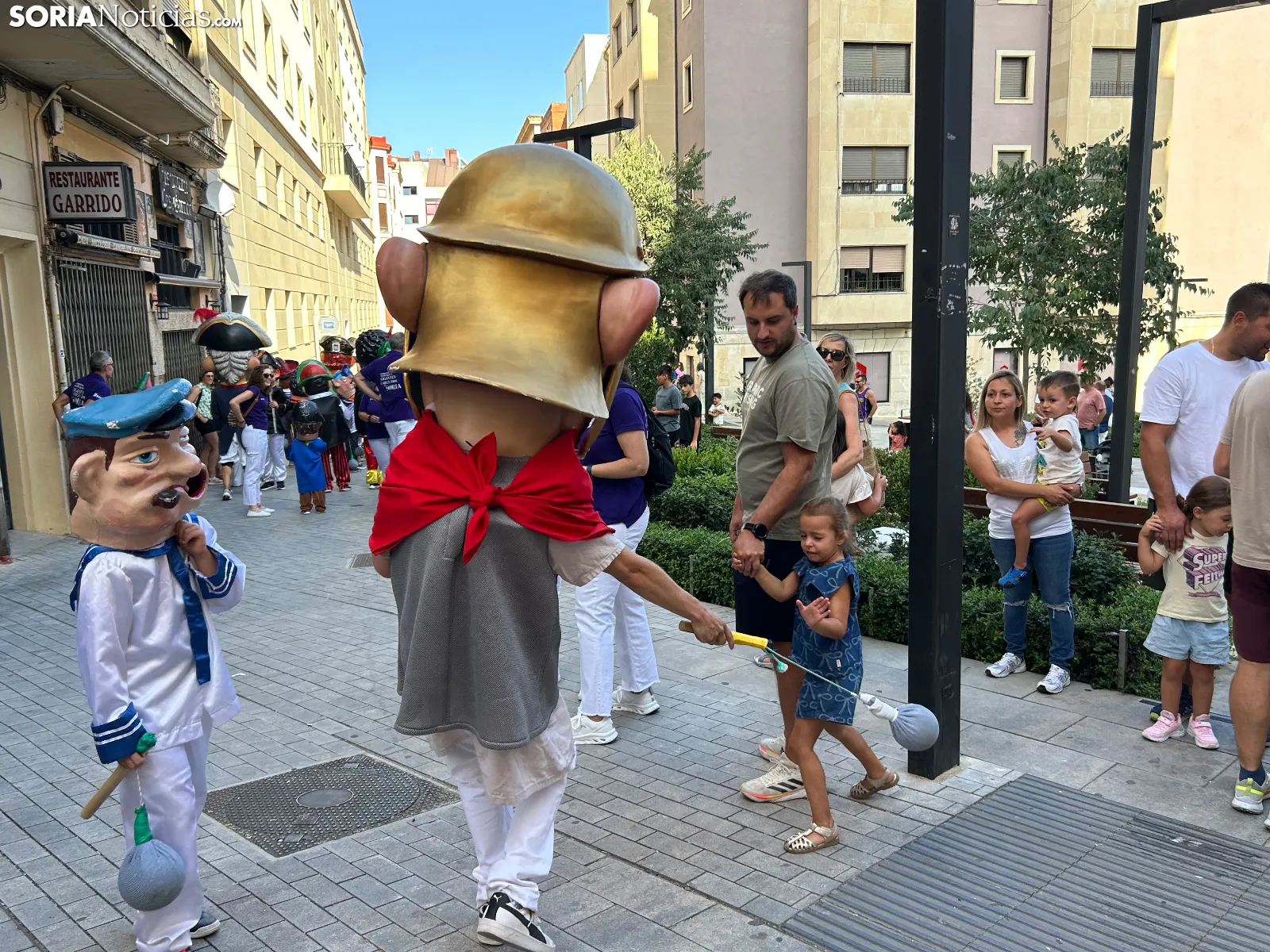 En imágenes: los más pequeños corren delante de los gigantes y los cabezudos para seguir disfrutando del verano