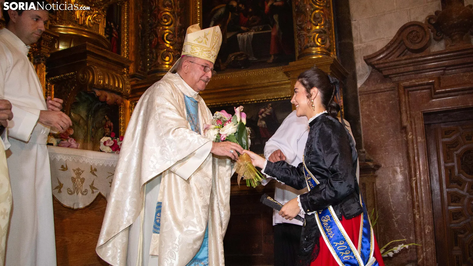 GALERÍA | El Burgo de Osma se rinde ante su patrona con una emotiva y multitudinaria ofrenda floral en la Catedral