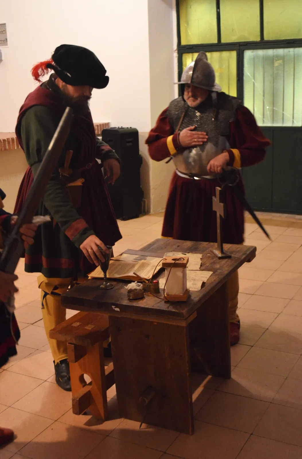 Foto 2 - Defensa rinde homenaje a estos tres pueblos sorianos por su apoyo a los paracaidistas