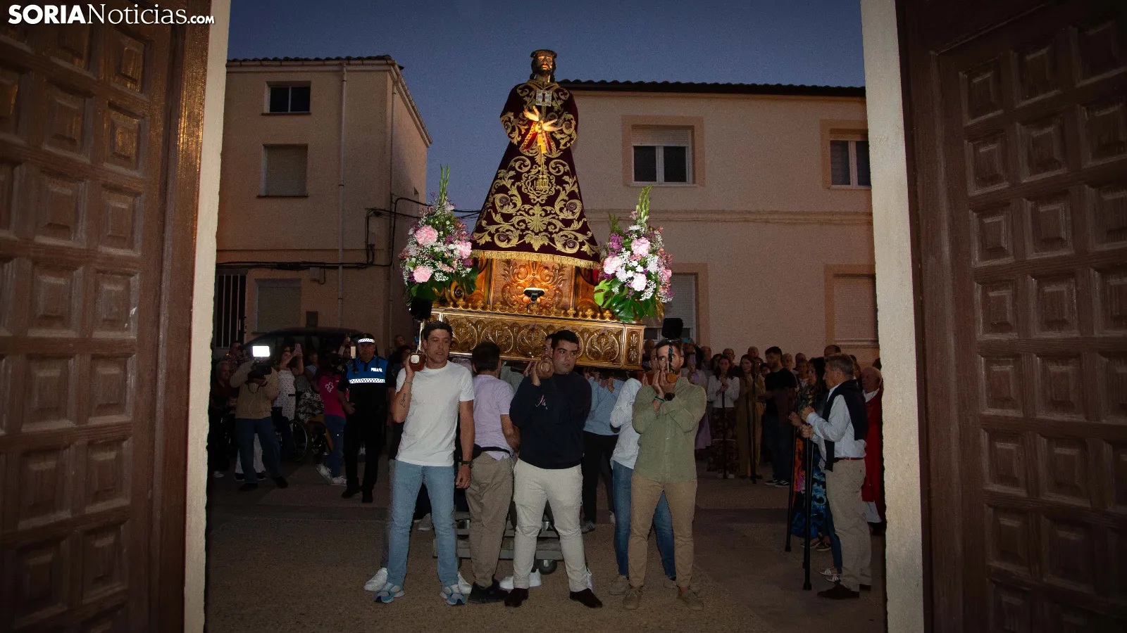 GALERÍA | Almazán sube a Jesús en el acto previo a las fiestas patronales