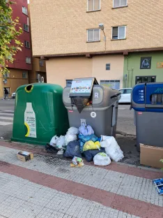 Foto 4 - Piden m&aacute;s contenedores y limpieza en La Barriada