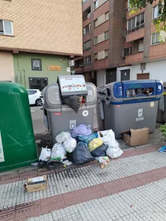 Foto 3 - Piden m&aacute;s contenedores y limpieza en La Barriada