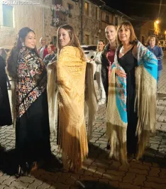 Foto 3 - El Royo se viste de tradici&oacute;n en una noche de mantones y capas castellanas