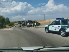 Foto 7 - ACTUALIZACI&Oacute;N | Vuelca un cami&oacute;n en Almaz&aacute;n