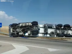 Foto 8 - ACTUALIZACI&Oacute;N | Vuelca un cami&oacute;n en Almaz&aacute;n