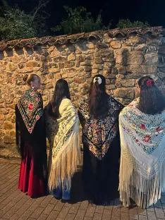 Foto 16 - El Royo se viste de tradici&oacute;n en una noche de mantones y capas castellanas