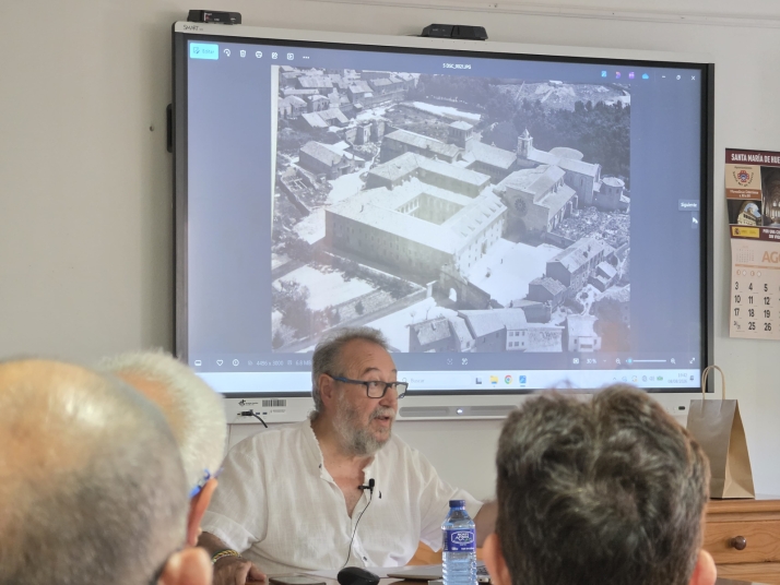 La batalla por salvar el Monasterio de Huerta reúne a un centenar de vecinos con Carlos de la Casa