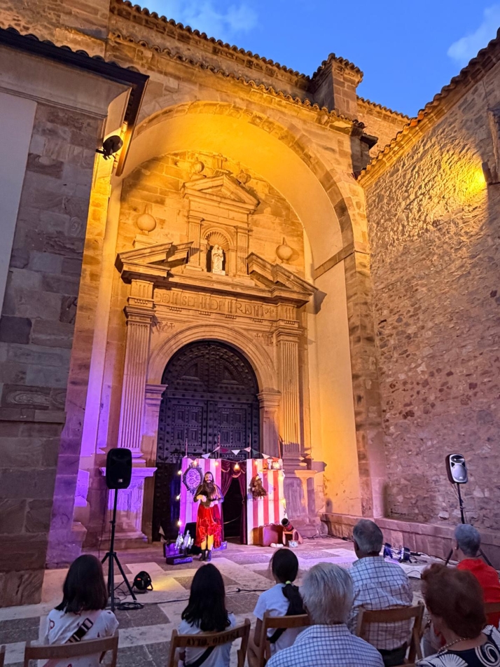 Un circo de monstruos toma la fachada de la iglesia de Ólvega