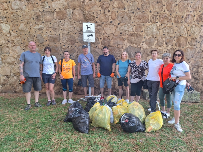 Almazán recoge 45 kilos de residuos en su limpieza ambiental