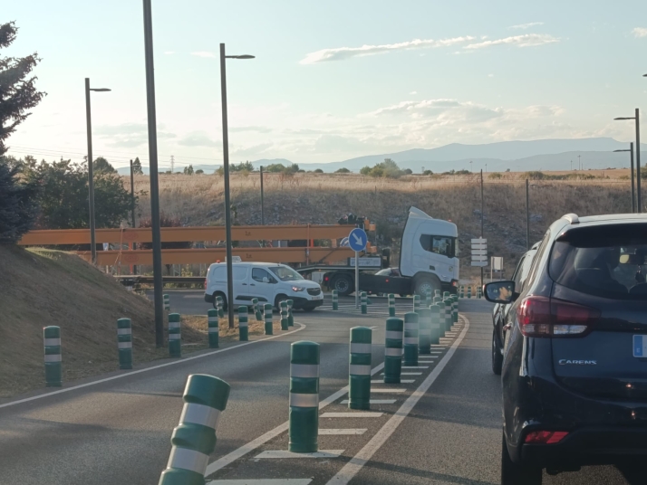 Un camión de transporte especial bloquea el tráfico en la carretera de Logroño a la altura de Las Casas