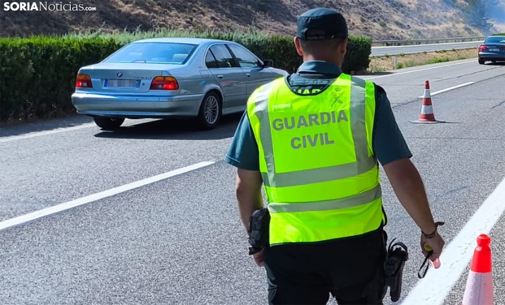 La Guardia Civil investiga a un conductor por ir al volante con carné falso