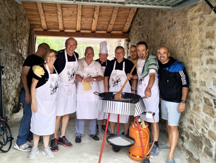 Bretún cierra su verano cultural con una rica caldereta