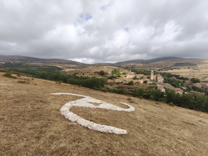 El trisquel de 200 kilos de lana ya decora una ladera de Oncala