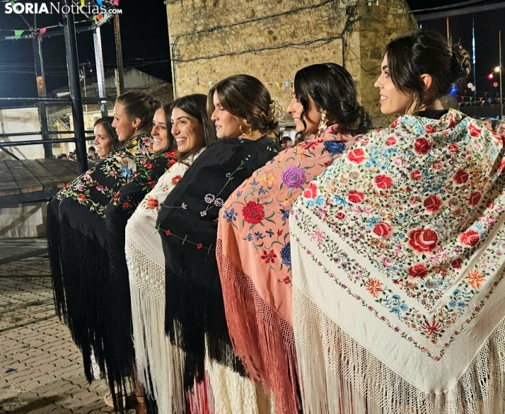 El Royo se viste de tradición en una noche de mantones y capas castellanas