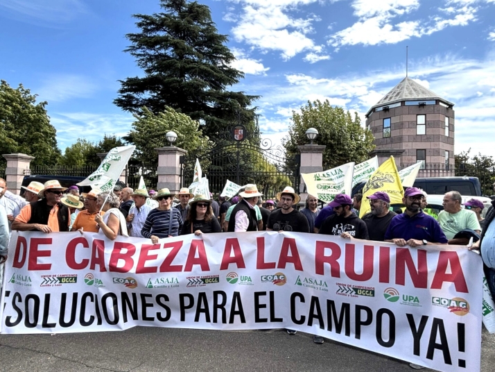 La Junta esquiva comprometerse con las reclamaciones del campo y asegura que su esfuerzo supera al del Gobierno