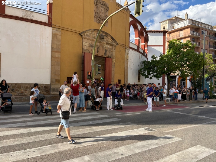 En im&aacute;genes: los m&aacute;s peque&ntilde;os corren delante de los gigantes y los cabezudos para seguir 