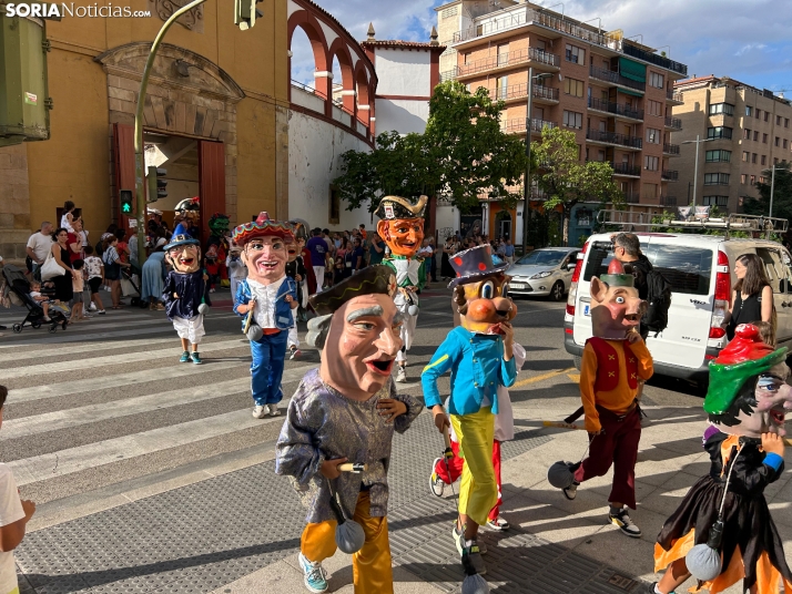 En im&aacute;genes: los m&aacute;s peque&ntilde;os corren delante de los gigantes y los cabezudos para seguir 