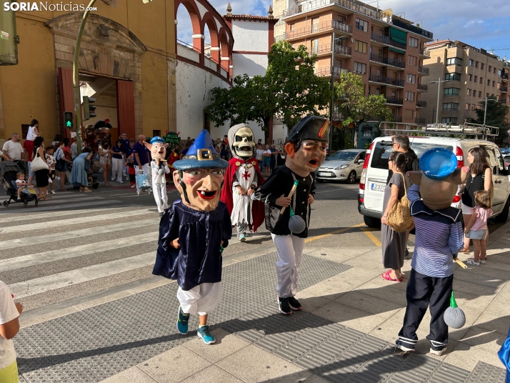 En im&aacute;genes: los m&aacute;s peque&ntilde;os corren delante de los gigantes y los cabezudos para seguir 