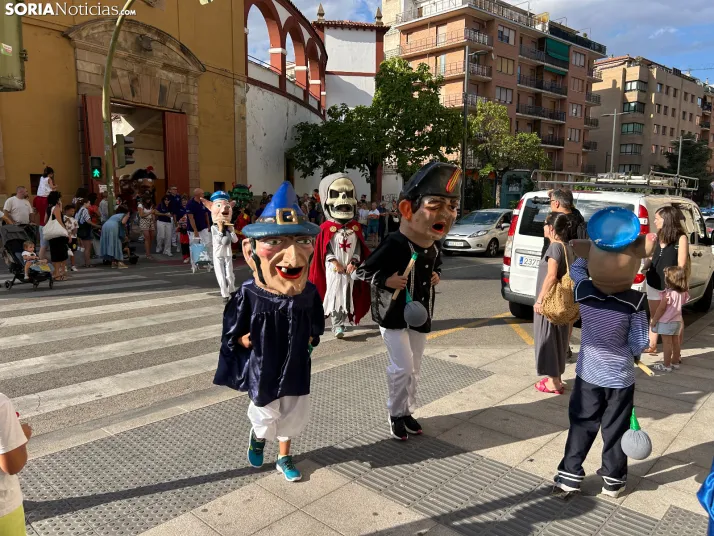 En im&aacute;genes: los m&aacute;s peque&ntilde;os corren delante de los gigantes y los cabezudos para seguir 