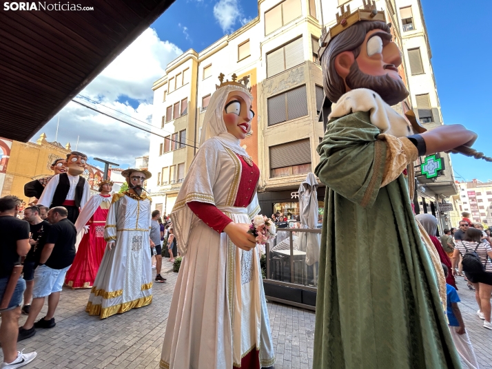 En im&aacute;genes: los m&aacute;s peque&ntilde;os corren delante de los gigantes y los cabezudos para seguir 