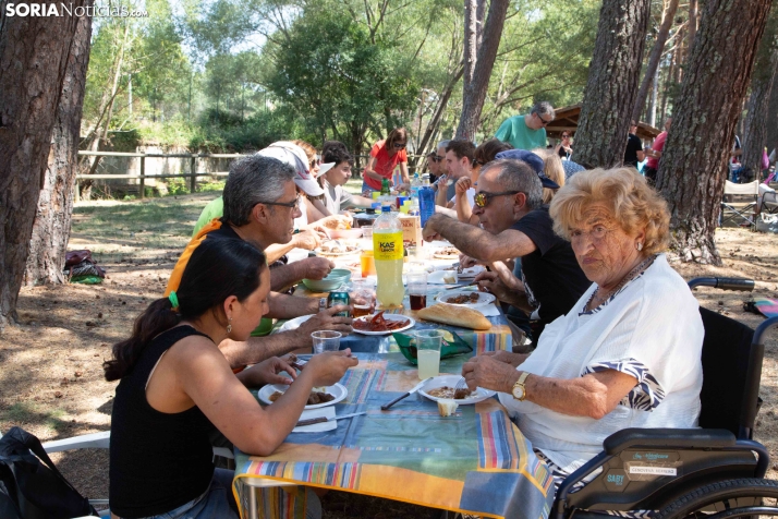 1.600 raciones de tradición: Navaleno despide sus fiestas con la centenaria Caldereta de la Caridad