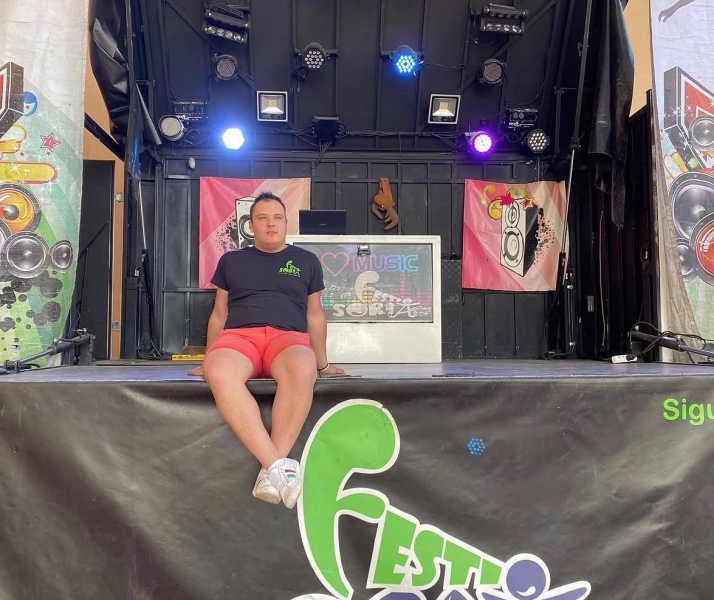 El verano de un Dj con 5 actuaciones semanales: Sarna con gusto no pica