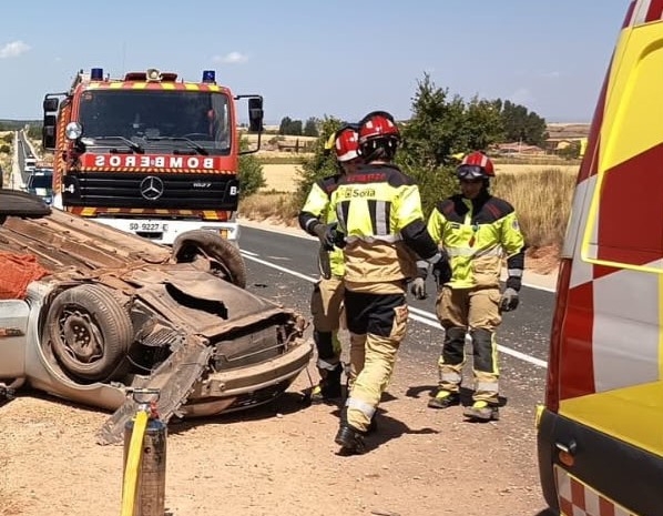 Ampliación: Trasladado al hospital un varón de 75 años tras volcar con su coche y quedarse atrapado