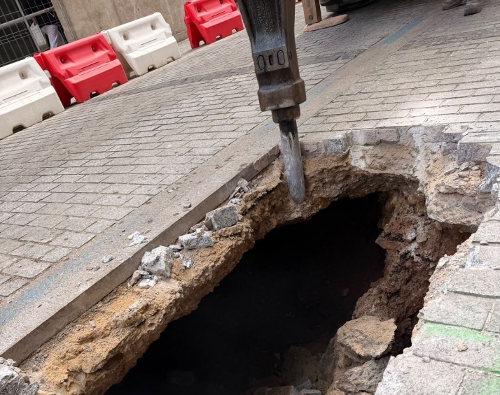 Localizada la fuga de agua que ha provocado problemas en la capital en el número 4 de la Avenida Navarra
