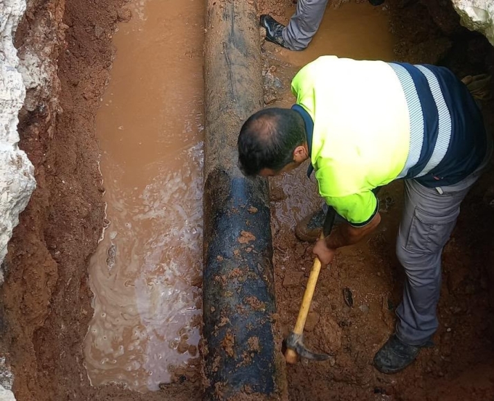 Cerrado el tráfico en la Avenida Navarra y cortado el suministro de agua en la calle Fueros de Soria