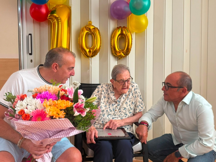 La residencia GeroSoria de Fuentetoba celebra el siglo de vida de Emilia Martínez Marín