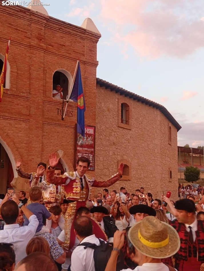 CRÓNICA TAURINA | Triple puerta grande en El Burgo de Osma: Samuel Navalón toca la gloria con un rabo